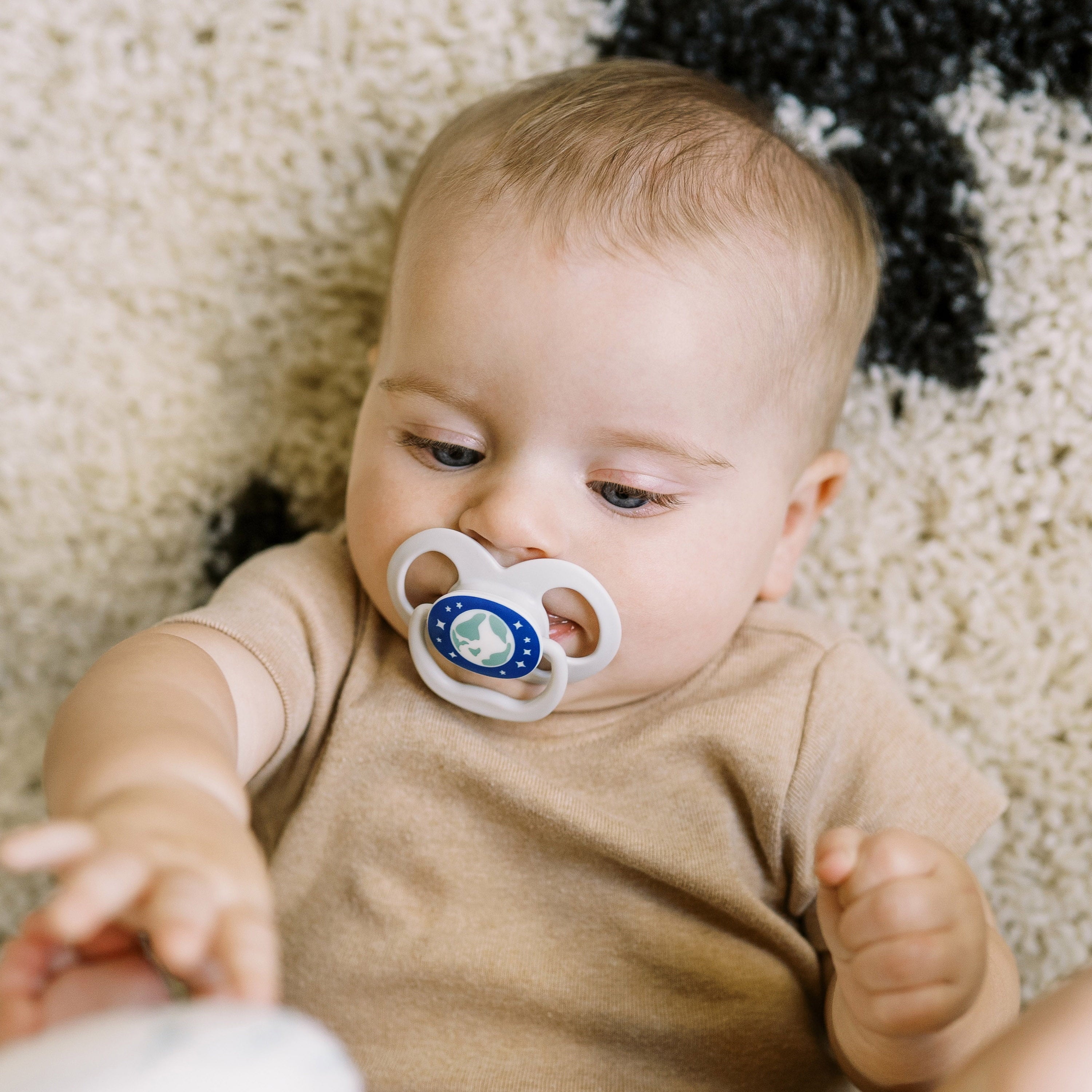 Advantage Baby Pacifier, Fully Symmetrical, Silicone Bulb, 6-18M, BPA Free, Squirrel/Glow, 4 Pack