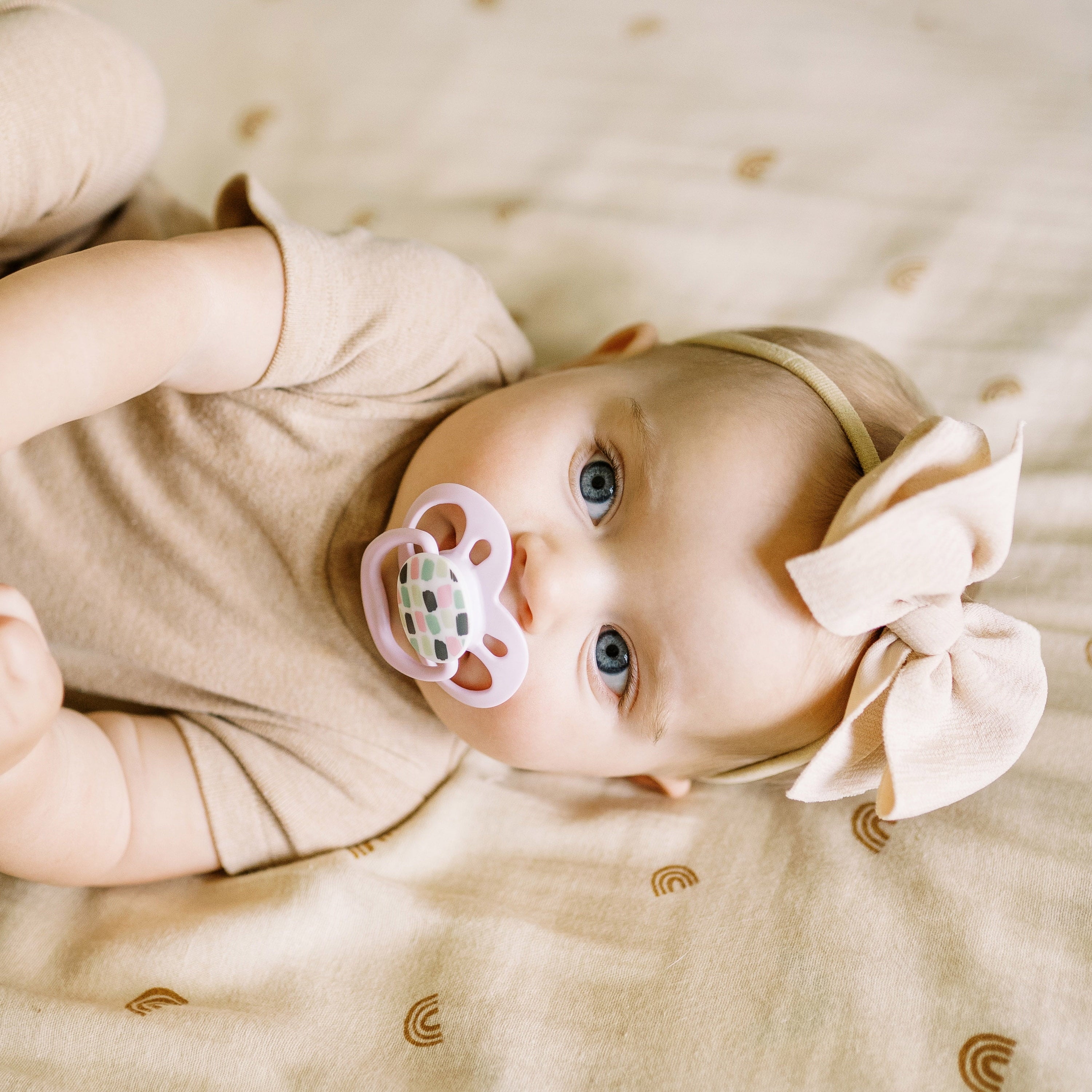 Advantage Baby Pacifier, Fully Symmetrical, Silicone Bulb, 6-18M, BPA Free, Squirrel/Glow, 4 Pack